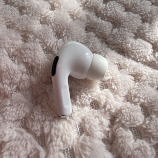 Apple(アップル)のAirPods Pro　エアーポッズ　プロ　右耳のみ　R片耳　ノイズ音あり スマホ/家電/カメラのオーディオ機器(ヘッドフォン/イヤフォン)の商品写真