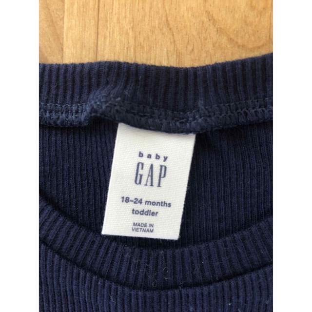 GAP(ギャップ)の【未使用】GAPTシャツ90 キッズ/ベビー/マタニティのキッズ服女の子用(90cm~)(Tシャツ/カットソー)の商品写真