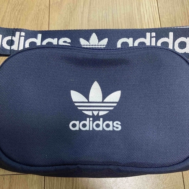 adidas(アディダス)のアディダス　ボディバッグ　食品まとめうり レディースのバッグ(ボディバッグ/ウエストポーチ)の商品写真