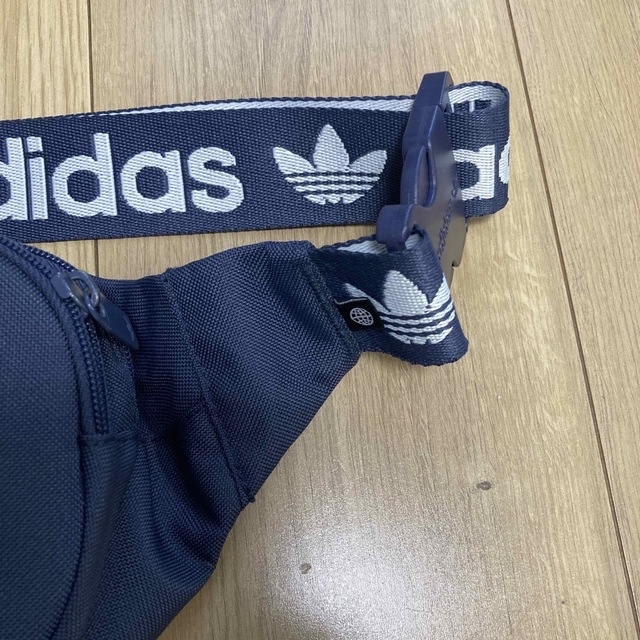 adidas(アディダス)のアディダス　ボディバッグ　食品まとめうり レディースのバッグ(ボディバッグ/ウエストポーチ)の商品写真