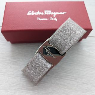 サルヴァトーレフェラガモ(Salvatore Ferragamo)のサルヴァトーレフェラガモ　バレッタ　キラキラ　ラメ　薄ピンク(バレッタ/ヘアクリップ)