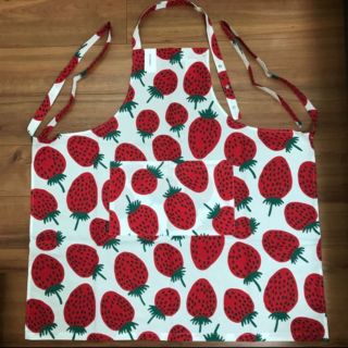 マリメッコ(marimekko)の未使用 正規品 marimekko Pieni Mansikkaエプロン(収納/キッチン雑貨)