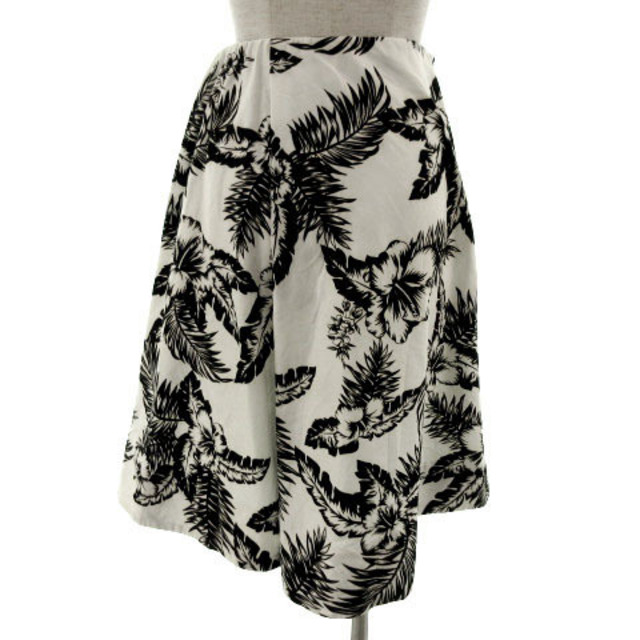 MACPHEE(マカフィー)のマカフィー スカート フレア ミディ丈 日本製 ボタニカル柄 白 黒 32 レディースのスカート(ひざ丈スカート)の商品写真