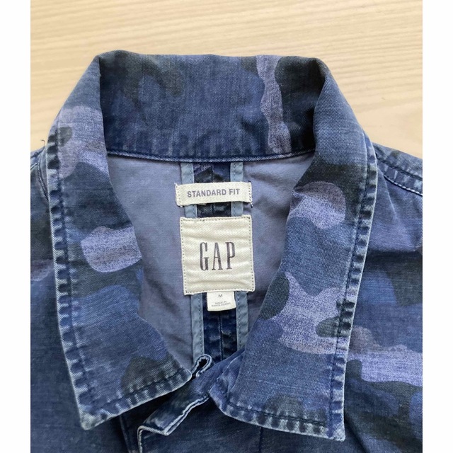 GAP(ギャップ)のGAP 迷彩柄　シャツ　メンズ　Mサイズ　 メンズのトップス(シャツ)の商品写真