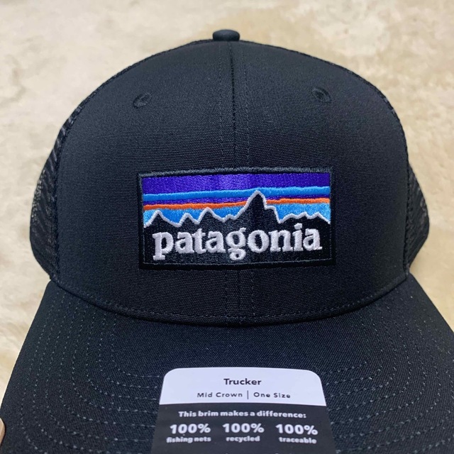 patagonia(パタゴニア)のパタゴニア p-6ロゴ トラッカー ハット 新品未使用 国内正規品 メンズの帽子(キャップ)の商品写真