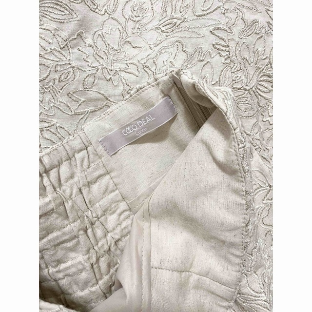 COCO DEAL(ココディール)のCOCODEAL ラインフラワー配色刺繍　ハイウエストマーメイドスカート レディースのスカート(ロングスカート)の商品写真