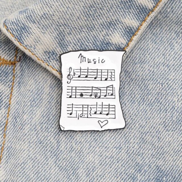 楽譜 ブローチ ピンズ　ピンバッジ かわいい　ピアノ　ピンク エンタメ/ホビーのアニメグッズ(バッジ/ピンバッジ)の商品写真