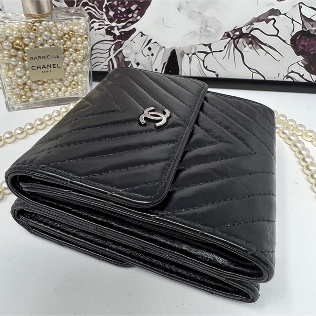 CHANEL(シャネル)のCHANEL シェブロン Vステッチ ラムスキン Wホック 三つ折り財布 レディースのファッション小物(財布)の商品写真