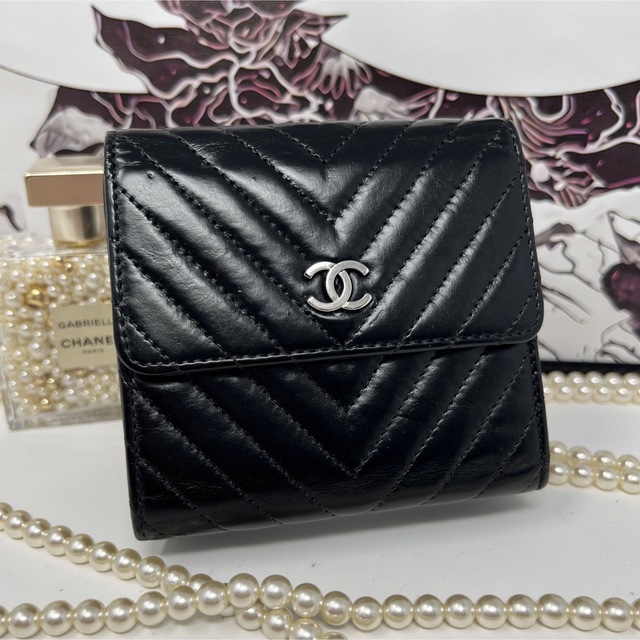 CHANEL(シャネル)のCHANEL シェブロン Vステッチ ラムスキン Wホック 三つ折り財布 レディースのファッション小物(財布)の商品写真