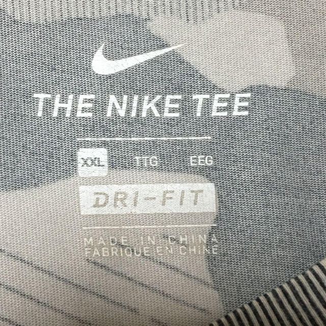 NIKE(ナイキ)の【美品人気カモフラ柄】ナイキ　ドライフィットTシャツ　人気XXL A493 メンズのトップス(スウェット)の商品写真