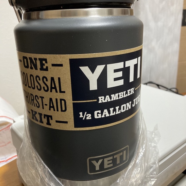 【日本未発売カラー】チャコール ハーフガロン イエティ YETI ジャグ スポーツ/アウトドアのスポーツ/アウトドア その他(その他)の商品写真