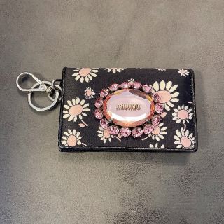 ミュウミュウ(miumiu)のmiumiu ビジュー付き　カードケース(名刺入れ/定期入れ)