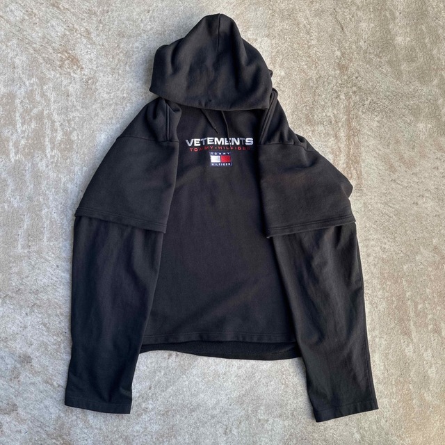 超熱 【VETEMENTS】TOMMY × HILFIGER VETEMENTS ドッキング パーカー