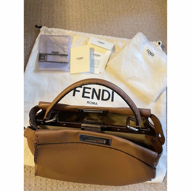 FENDI(フェンディ)のFENDI☆ピーカブー　ミディアム　人気色のキャメルです！ レディースのバッグ(ハンドバッグ)の商品写真