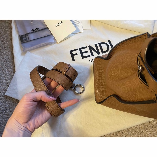 FENDI(フェンディ)のFENDI☆ピーカブー　ミディアム　人気色のキャメルです！ レディースのバッグ(ハンドバッグ)の商品写真