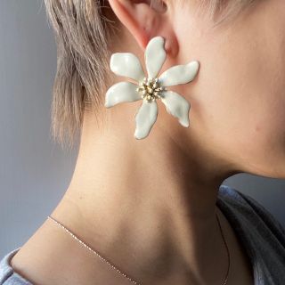 イアパピヨネ(ear PAPILLONNER)の【アシメトリーフラワーホワイト】インポートピアス zara enfold cos(ピアス)