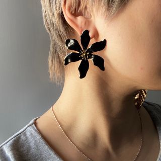 イアパピヨネ(ear PAPILLONNER)の【フラワーアシメトリーブラック】インポートピアス zara rosebud (ピアス)