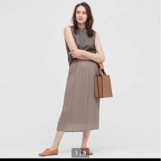 ユニクロ(UNIQLO)のユニクロ　ロングスカート　シフォンプリーツナロースカート　S　ベージュ　春夏秋(ロングスカート)