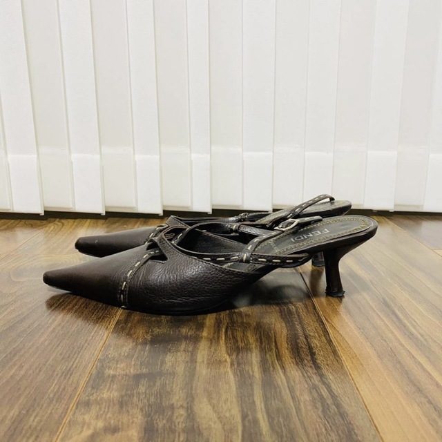 FENDI(フェンディ)のフェンディ　FENDI セレリア ダークブラウン ヒール　サンダル　パンプス レディースの靴/シューズ(ハイヒール/パンプス)の商品写真