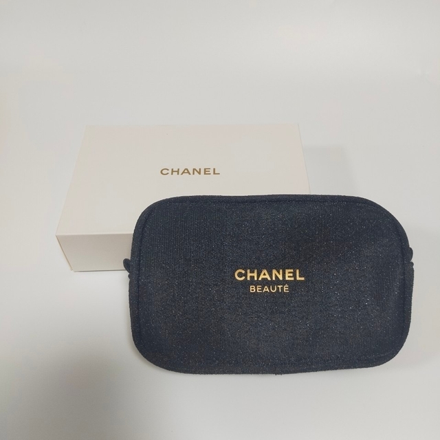 CHANEL(シャネル)の新品未使用 CHANEL ホリデー限定 ノベルティ ポーチ ブラック ハンドメイドのファッション小物(ポーチ)の商品写真