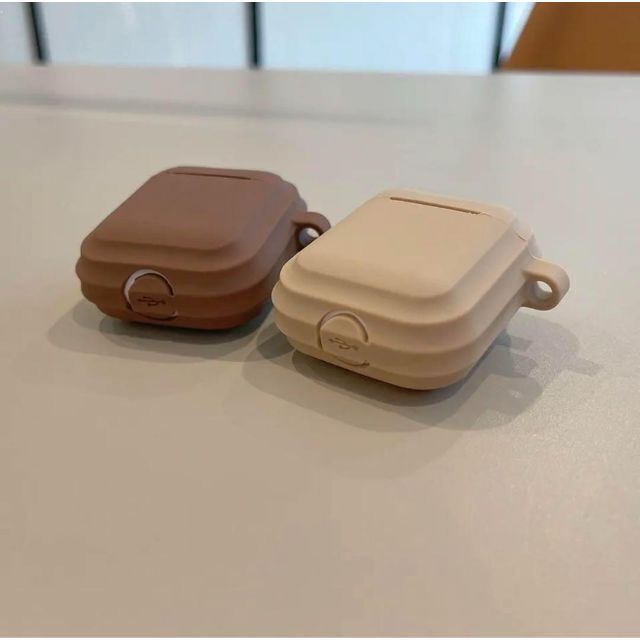 【新品未使用】AirPods Pro用カバー《ベージュ》 スマホ/家電/カメラのオーディオ機器(ヘッドフォン/イヤフォン)の商品写真