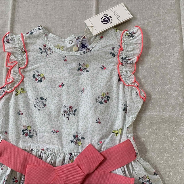 PETIT BATEAU(プチバトー)のプチバトー　95センチ　リボン付きワンピース　新品 キッズ/ベビー/マタニティのキッズ服女の子用(90cm~)(ワンピース)の商品写真