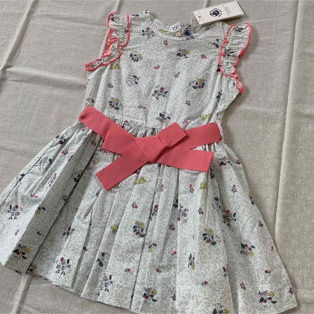 PETIT BATEAU(プチバトー)のプチバトー　95センチ　リボン付きワンピース　新品 キッズ/ベビー/マタニティのキッズ服女の子用(90cm~)(ワンピース)の商品写真