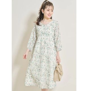 トッコクローゼット(TOCCO closet)のウエストりぼん付くるみ飾り釦フラワーエンブロイダリー×フラワープリントワンピース(ロングワンピース/マキシワンピース)