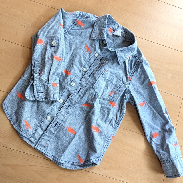 babyGAP(ベビーギャップ)のベビーギャップ　恐竜柄のシャツ　100-105 キッズ/ベビー/マタニティのキッズ服男の子用(90cm~)(ブラウス)の商品写真