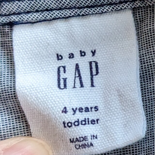 babyGAP(ベビーギャップ)のベビーギャップ　恐竜柄のシャツ　100-105 キッズ/ベビー/マタニティのキッズ服男の子用(90cm~)(ブラウス)の商品写真