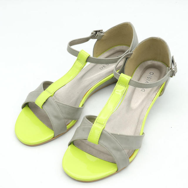 デヴィジオ サンダル Tストラップ バイカラー ネオンカラー ローヒール シューズ ブランド 靴 レディース Lサイズ グレー DESVISIO レディースの靴/シューズ(サンダル)の商品写真