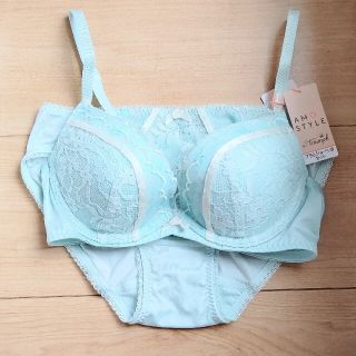 アモスタイル(AMO'S STYLE)のアモスタイルC70☆夢みるブラ Deep V カラフルフラワー トリンプ(その他)