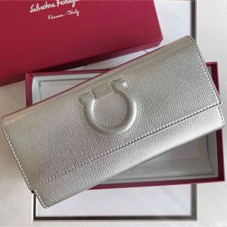 サルヴァトーレフェラガモ(Salvatore Ferragamo)の美品　フェラガモ　ガンチーニ　長財布　シルバー(財布)