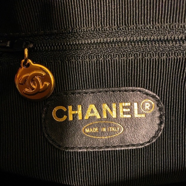 Chanel ショルダーバッグ (すごく可愛いデザイン！)