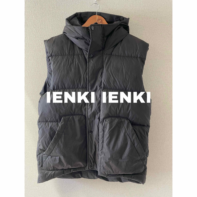 IENKI IENKI(イエンキイエンキ)のIENKI IENKI イエンキイエンキ　ダウンベスト　オーバーサイズ メンズのジャケット/アウター(ダウンベスト)の商品写真