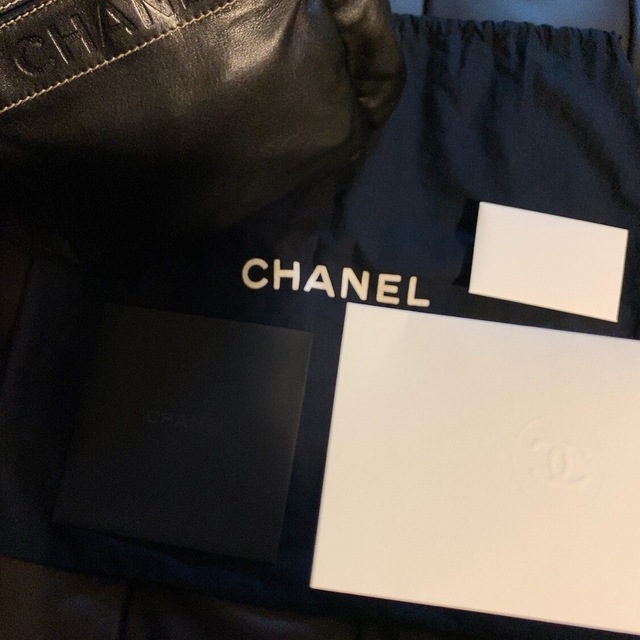 Chanel ショルダーバッグ (シンプルで可愛いデザイン！)