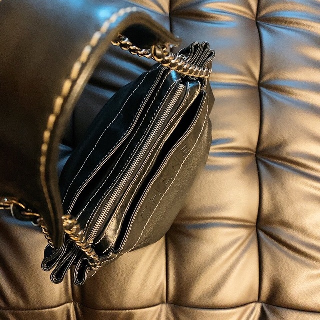 Chanel ショルダーバッグ (シンプルで可愛いデザイン！)