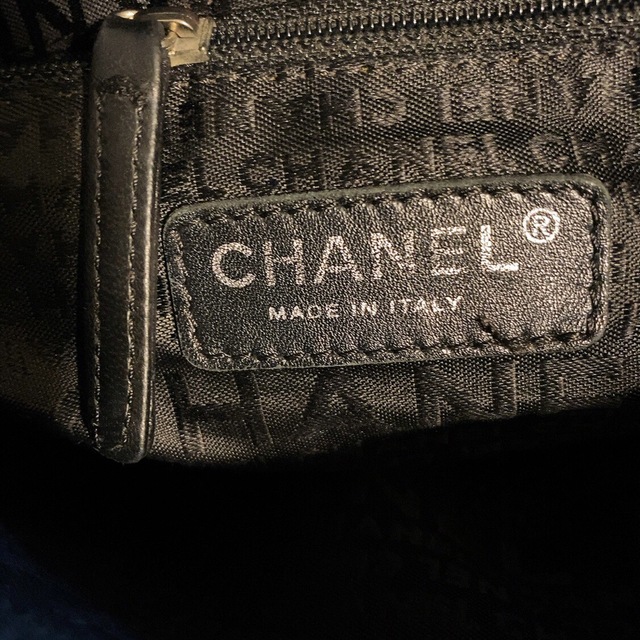 Chanel ショルダーバッグ (シンプルで可愛いデザイン！)