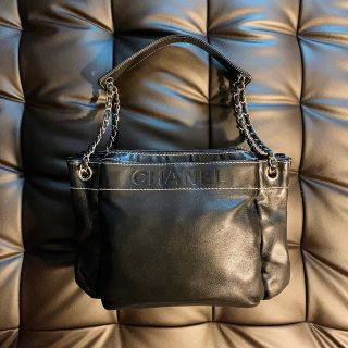 シャネル(CHANEL)のChanel ショルダーバッグ (シンプルで可愛いデザイン！)(ショルダーバッグ)