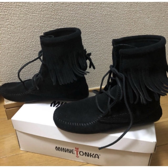 Minnetonka(ミネトンカ)のミネトンカ　ブーツ　ブラック　フリンジ レディースの靴/シューズ(ブーツ)の商品写真