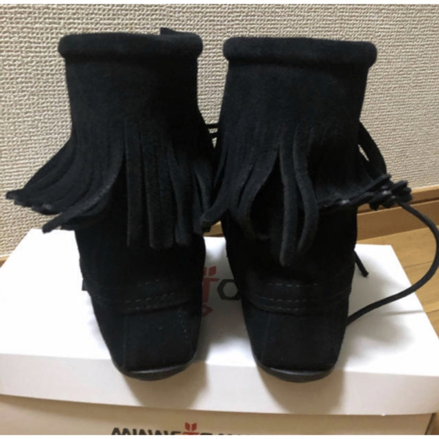 Minnetonka(ミネトンカ)のミネトンカ　ブーツ　ブラック　フリンジ レディースの靴/シューズ(ブーツ)の商品写真