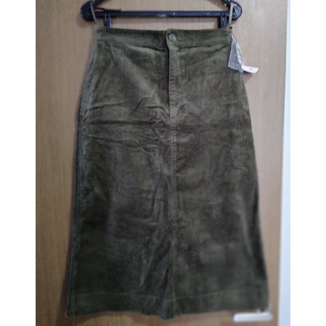 UNIQLO(ユニクロ)のユニクロ　コーデュロイロングスカート　オリーブ色　67cm レディースのスカート(ロングスカート)の商品写真