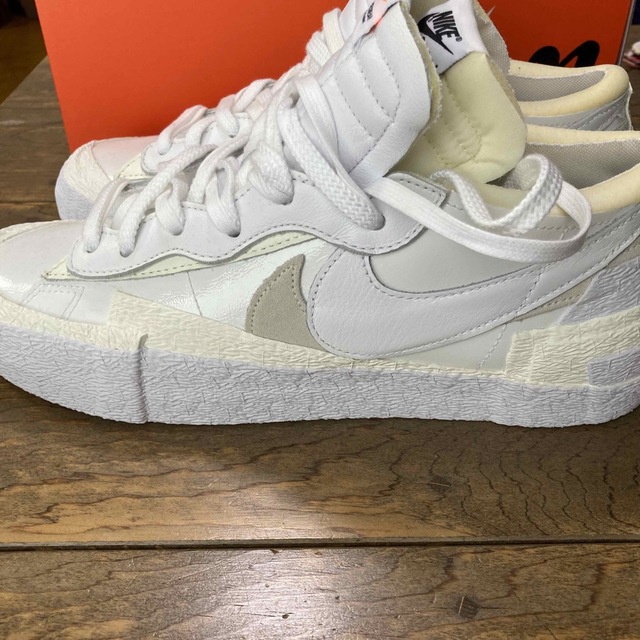 NIKE(ナイキ)のNIKE×sacai BlazerLow WhitePatentLeather メンズの靴/シューズ(スニーカー)の商品写真