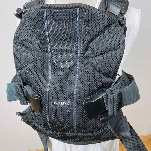 BABYBJORN(ベビービョルン)の美品　ベビービヨルン　抱っこ紐　ONE KAI Air  ワンカイエア キッズ/ベビー/マタニティの外出/移動用品(抱っこひも/おんぶひも)の商品写真