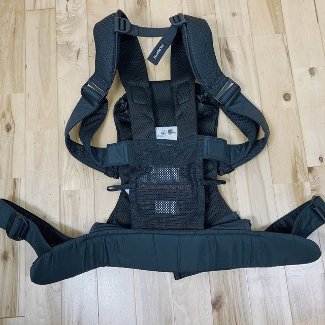 BABYBJORN(ベビービョルン)の美品　ベビービヨルン　抱っこ紐　ONE KAI Air  ワンカイエア キッズ/ベビー/マタニティの外出/移動用品(抱っこひも/おんぶひも)の商品写真