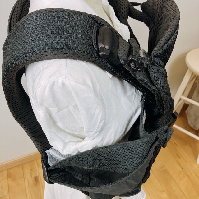 BABYBJORN(ベビービョルン)の美品　ベビービヨルン　抱っこ紐　ONE KAI Air  ワンカイエア キッズ/ベビー/マタニティの外出/移動用品(抱っこひも/おんぶひも)の商品写真