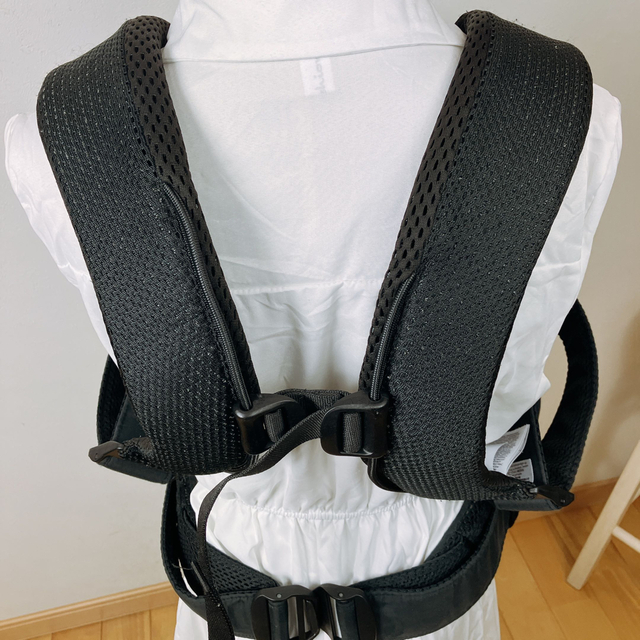 BABYBJORN(ベビービョルン)の美品　ベビービヨルン　抱っこ紐　ONE KAI Air  ワンカイエア キッズ/ベビー/マタニティの外出/移動用品(抱っこひも/おんぶひも)の商品写真