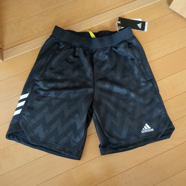 adidas(アディダス)の【新品】adidasハーフパンツ キッズ/ベビー/マタニティのキッズ服男の子用(90cm~)(パンツ/スパッツ)の商品写真