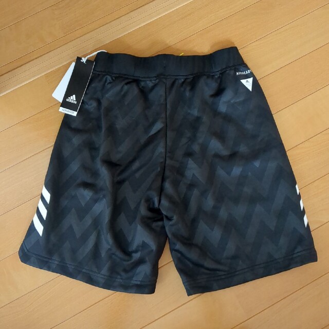 adidas(アディダス)の【新品】adidasハーフパンツ キッズ/ベビー/マタニティのキッズ服男の子用(90cm~)(パンツ/スパッツ)の商品写真