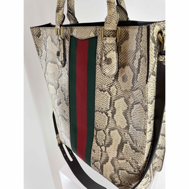 Gucci(グッチ)のグッチ  パイソン2WAYバッグ   トート　ベージュ メンズのバッグ(トートバッグ)の商品写真